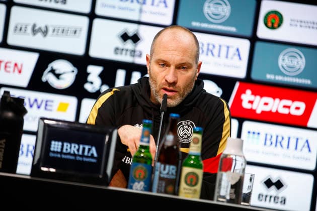 28.11.2025, xavx, Fussball 3.Liga, SV Wehen Wiesbaden - Erzgebirge Aue v.l. Trainer Daniel Scherning (SV Wehen Wiesbaden) auf der Pressekonferenz nach dem Spiel. (DFL DFB REGULATIONS PROHIBIT ANY USE OF PHOTOGRAPHS as IMAGE SEQUENCES and or QUASI-VIDEO) Wiesbaden