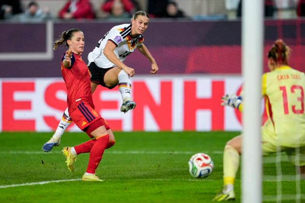 v.li.: Ona Batlle Pascual (Spanien, 2), Klara Bühl (DFB-Frauen, 19), Cata Coll (Catalina Coll Lluch, Spanien, Torhüterin, Torwart, 13), Zweikampf, Spielszene, Duell, duel, tackle, tackling, Dynamik, Action, Aktion, Torschuss, Schuss aufs Tor, Torchance, Chance, 28.11.2025, Kaiserslautern (Deutschland), Fussball, UEFA Women s Nations League, Finale, Hinspiel, Deutschland - Spanien, THE EVENT REGULATIONS PROHIBIT ANY USE OF PHOTOGRAPHS AS IMAGE SEQUENCES AND OR QUASI-VIDEO.