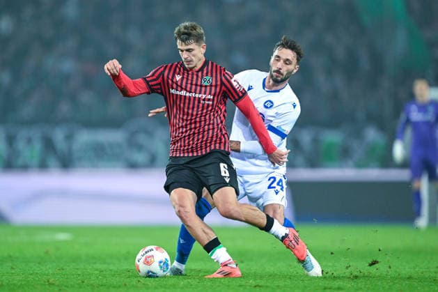2. Bundesliga - Hannover 96 - Karlsruher SC am 28.11.2025 in der HDI Arena in Hannover Maik Nawrocki (Hannover) im Zweikampf gegen Fabian Schleusener (Karlsruhe).