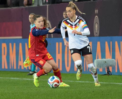 28.11.2025, xhettx, Fussball UEFA Women s Nations League Finale Hinspiel , Deutschland - Spanien v.l. Claudia Pina (Spanien, 20) gegen Giulia Gwinn (Deutschland, 7) (DFL DFB REGULATIONS PROHIBIT ANY USE OF PHOTOGRAPHS as IMAGE SEQUENCES and or QUASI-VIDEO) Kaiserslautern