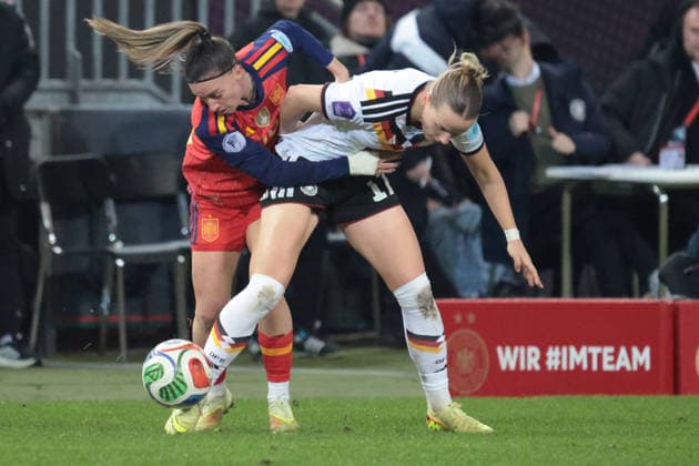 28.11.2025, xhettx, Fussball UEFA Women s Nations League Finale Hinspiel , Deutschland - Spanien v.l. Zweikampf Eva Navarro (Spanien, 19) und Franziska Kett (Deutschland, 17) (DFL DFB REGULATIONS PROHIBIT ANY USE OF PHOTOGRAPHS as IMAGE SEQUENCES and or QUASI-VIDEO) Kaiserslautern
