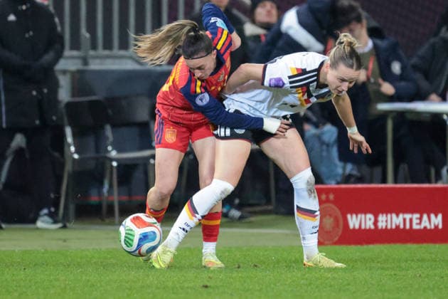 28.11.2025, xhettx, Fussball UEFA Women s Nations League Finale Hinspiel , Deutschland - Spanien v.l. Zweikampf Eva Navarro (Spanien, 19) und Franziska Kett (Deutschland, 17) (DFL DFB REGULATIONS PROHIBIT ANY USE OF PHOTOGRAPHS as IMAGE SEQUENCES and or QUASI-VIDEO) Kaiserslautern