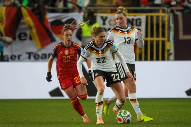 28.11.2025, xhettx, Fussball UEFA Women s Nations League Finale Hinspiel , Deutschland - Spanien v.l. Athenea (Spanien, 22) Jule Brand (Deutschland, 22) und Alara (Deutschland, 13) (DFL DFB REGULATIONS PROHIBIT ANY USE OF PHOTOGRAPHS as IMAGE SEQUENCES and or QUASI-VIDEO) Kaiserslautern