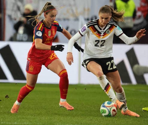 28.11.2025, xhettx, Fussball UEFA Women s Nations League Finale Hinspiel , Deutschland - Spanien v.l. Athenea (Spanien, 22), Jule Brand (Deutschland, 22) (DFL DFB REGULATIONS PROHIBIT ANY USE OF PHOTOGRAPHS as IMAGE SEQUENCES and or QUASI-VIDEO) Kaiserslautern