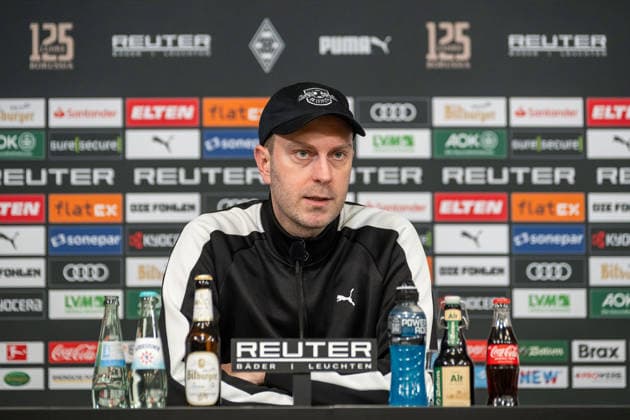 28.11.2025, Fussball: 1. Bundesliga, Saison 2025 2026, 12. Spieltag, Borussia Moenchengladbach - RB Leipzig im Borussia Park in Moenchengladbach. Ole Werner (RB Leipzig, Cheftrainer) auf der Pressekonferenz nach dem Spiel. Wichtiger Hinweis: Gemaess den Vorgaben der DFL Deutsche Fussball Liga bzw. des DFB Deutscher Fussball-Bund ist es untersagt, in dem Stadion und oder vom Spiel angefertigte Fotoaufnahmen in Form von Sequenzbildern und oder videoaehnlichen Fotostrecken zu verwerten bzw. verwerten zu lassen. Foto: Kirchner-Media Thomas Haesler Copyright: xKirchner-Media ThomasxHaeslerx