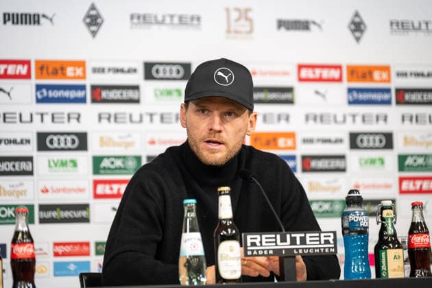 28.11.2025, Fussball: 1. Bundesliga, Saison 2025 2026, 12. Spieltag, Borussia Moenchengladbach - RB Leipzig im Borussia Park in Moenchengladbach. Eugen Polanski (Borussia Moenchengladbach, Trainer) auf der Pressekonferenz nach dem Spiel. Wichtiger Hinweis: Gemaess den Vorgaben der DFL Deutsche Fussball Liga bzw. des DFB Deutscher Fussball-Bund ist es untersagt, in dem Stadion und oder vom Spiel angefertigte Fotoaufnahmen in Form von Sequenzbildern und oder videoaehnlichen Fotostrecken zu verwerten bzw. verwerten zu lassen. Foto: Kirchner-Media Thomas Haesler Copyright: xKirchner-Media ThomasxHaeslerx
