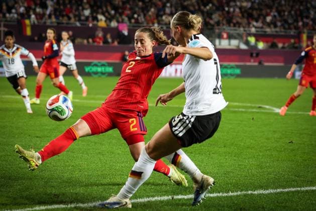 Klara Buehl 19 (Deutschland) in Aktion gegen Ona Batlle 2 (Spanien Seleccion Espanola Femenina de Futbol), Deutschland vs. Spanien, Fussball, Frauen, UEFA, Women™s Nations League, Saison 2025 2026, Finale - Runde 1 von 2, 28.11.2025 Kaiserslautern Rheinland-Pfalz Deutschland
