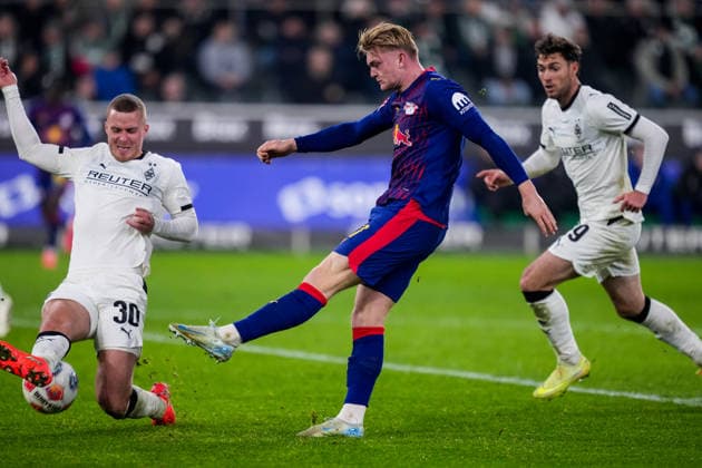MOENCHENGLADBACH, GERMANY - NOVEMBER 28: Conrad Harder of RB Leipzig shoots during the Bundesliga match between Borussia Monchengladbach and RB Leipzig at Borussia-Park on November 28, 2025 in Moenchengladbach, Germany. (Photo by Rene Nijhuis) SPO  Copyright: xRenexNijhuis
