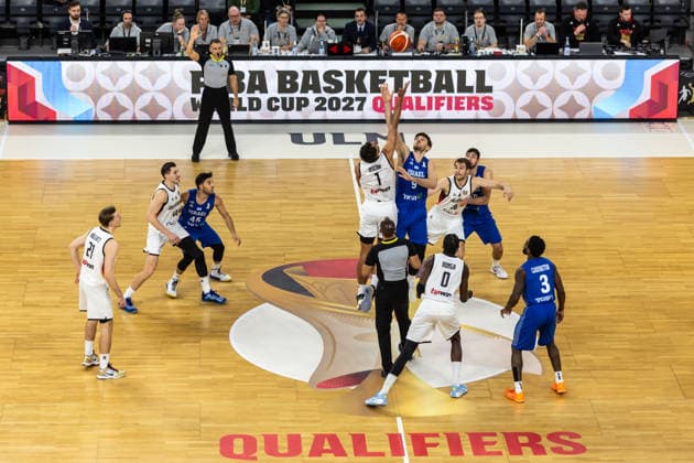 GER, FIBA Basketball World Cup 2027, European Qualifiers, Deutschland-Israel. 28.11.2025, Ratiopharm Arena, Neu-Ulm, GER, FIBA Basketball World Cup 2027, European Qualifiers, Deutschland-Israel. Tipp off, Oscar da Silva (Deutschland, No1), Roman Sorkin (Israel, No9) Â Foto: Alexander Trienitz Neu-Ulm Ratiopharm Arena Bayern Deutschland