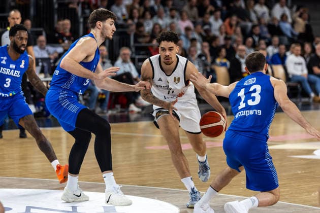 GER, FIBA Basketball World Cup 2027, European Qualifiers, Deutschland-Israel. 28.11.2025, Ratiopharm Arena, Neu-Ulm, GER, FIBA Basketball World Cup 2027, European Qualifiers, Deutschland-Israel. Joshua Obiesie (Deutschland, No77) Â Foto: Alexander Trienitz Neu-Ulm Ratiopharm Arena Bayern Deutschland