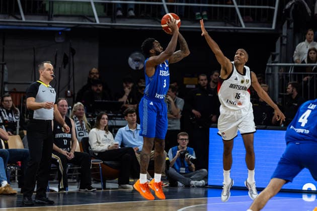 GER, FIBA Basketball World Cup 2027, European Qualifiers, Deutschland-Israel. 28.11.2025, Ratiopharm Arena, Neu-Ulm, GER, FIBA Basketball World Cup 2027, European Qualifiers, Deutschland-Israel. Khadeen Carrington (Israel, No3), Louis Olinde (Deutschland, No16) Â Foto: Alexander Trienitz Neu-Ulm Ratiopharm Arena Bayern Deutschland