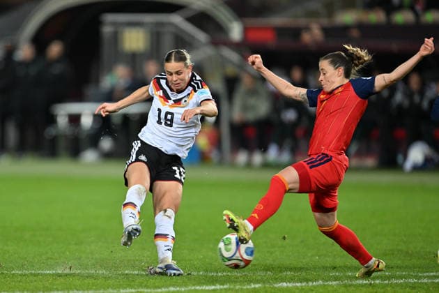 Kaiserslautern, Fritz-Walter-Stadion, 28.11.25, GER, Frauen, UEFA Women s Nations Leaugue, Finale 2025, Deutschland - Spanien Bild: Klara Bühl (Deutschland,19 ) Torschuss UEFA regulations prohibit any use of photographs as image sequences and or quasi-video. Rheinland-Pfalz Deutschland