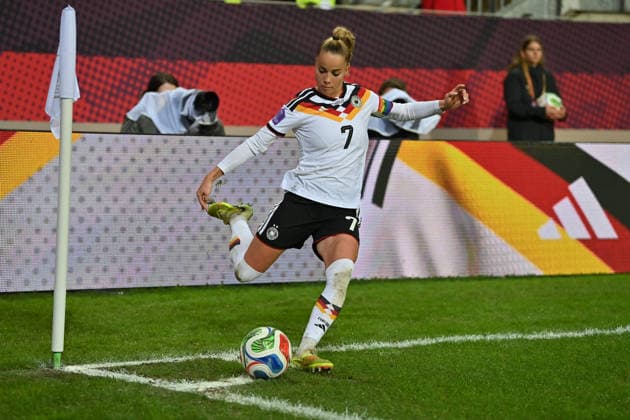 Kaiserslautern, Fritz-Walter-Stadion, 28.11.25, GER, Frauen, UEFA Women s Nations Leaugue, Finale 2025, Deutschland - Spanien Bild: Giulia Gwinn( Deutschland,7 ) beim Eckball UEFA regulations prohibit any use of photographs as image sequences and or quasi-video. Rheinland-Pfalz Deutschland