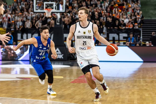 GER, FIBA Basketball World Cup 2027, European Qualifiers, Deutschland-Israel. 28.11.2025, Ratiopharm Arena, Neu-Ulm, GER, FIBA Basketball World Cup 2027, European Qualifiers, Deutschland-Israel. Justus Hollatz (Deutschland, No21), Tamir Blatt (Israel, No45) Â Foto: Alexander Trienitz Neu-Ulm Ratiopharm Arena Bayern Deutschland