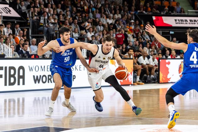 GER, FIBA Basketball World Cup 2027, European Qualifiers, Deutschland-Israel. 28.11.2025, Ratiopharm Arena, Neu-Ulm, GER, FIBA Basketball World Cup 2027, European Qualifiers, Deutschland-Israel. David Krämer (Deutschland, No44), Yovel Zoosman (Israel, No50) Â Foto: Alexander Trienitz Neu-Ulm Ratiopharm Arena Bayern Deutschland