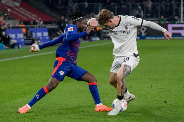 v. li. im Zweikampf Johan Bakayoko (Leipzig 9) Luca Netz (Moenchengladbach 20) 28.11.2025 Fussball Borussia Moenchengladbach vs RB Leipzig, Borussia-Park, Moenchengladbach, DFB DFL REGULATIONS PROHIBIT ANY USE OF PHOTOGRAPHS AS IMAGE SEQUENCES AND OR QUASI-VIDEO