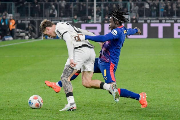 v. li. im Zweikampf Luca Netz (Moenchengladbach 20) Johan Bakayoko (Leipzig 9) 28.11.2025 Fussball Borussia Moenchengladbach vs RB Leipzig, Borussia-Park, Moenchengladbach, DFB DFL REGULATIONS PROHIBIT ANY USE OF PHOTOGRAPHS AS IMAGE SEQUENCES AND OR QUASI-VIDEO