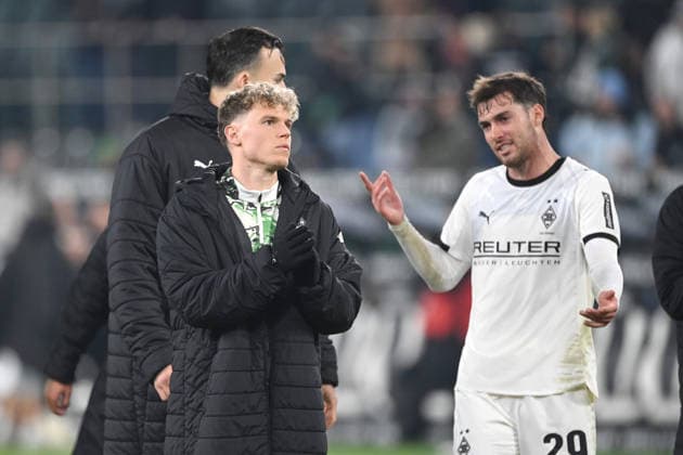 Enttaeuschung nach dem Schlusspfiff bei Borussia Moenchengladbach v.l. ROBIN HACK (MG), Haris TABAKOVIC (MG) , Joe SCALLY (MG) enttaeuscht, enttäuscht, Enttäuschung, Enttaeuschung Fussball 1. Bundesliga Saison 2025 2026, 12.Spieltag, Spieltag12, matchday12, Borussia Moenchengladbach (MG) - RB Leipzig (L) 0-0 am 28.11.2025 BORUSSIA PARK Moenchengladbach DFL regulations prohibit any use of photographs as image sequences and or quasi-video Ã‚Â