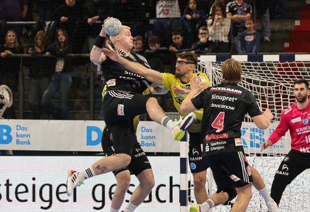 28.11.2025 - Handball - 1. Bundesliga DAIKIN HBL - Saison 2025 2026 - 14. Spieltag: HC Erlangen Metropolregion Nürnberg HCE - TVB Stuttgart - DaMa - xdaxmax - Marek Nissen (6, HC Erlangen HCE ) Antonio Serradilla (5, TVB 1898 Stuttgart )