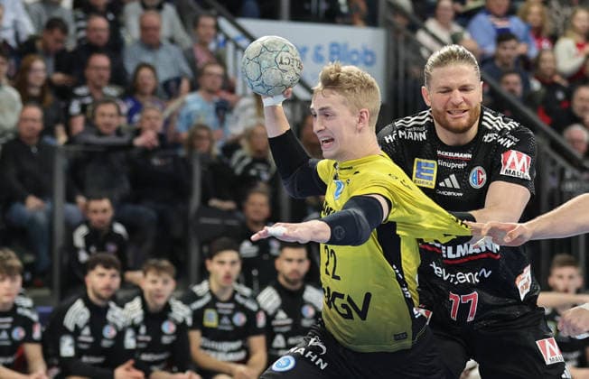 28.11.2025 - Handball - 1. Bundesliga DAIKIN HBL - Saison 2025 2026 - 14. Spieltag: HC Erlangen Metropolregion Nürnberg HCE - TVB Stuttgart - DaMa - xdaxmax - Torben Matzken (22, TVB 1898 Stuttgart ) Maciej Gebala (77, HC Erlangen HCE )