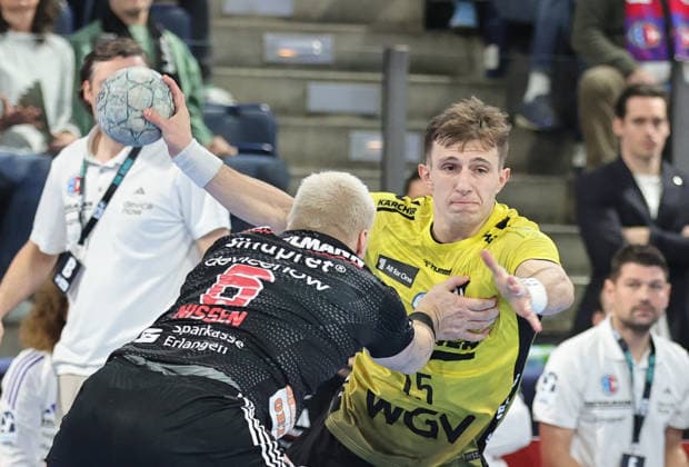 28.11.2025 - Handball - 1. Bundesliga DAIKIN HBL - Saison 2025 2026 - 14. Spieltag: HC Erlangen Metropolregion Nürnberg HCE - TVB Stuttgart - DaMa - xdaxmax - Marek Nissen (6, HC Erlangen HCE ) Simone Mengon (15, TVB 1898 Stuttgart )