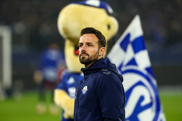 Gelsenkirchen, Veltins Arena, 28.11.25, GER, Herren, 2. Bundesliga, Saison 2025 - 2026, FC Schalke 04 - SC Paderborn 07, Cheftrainer Ralf Kettemann (SC Paderborn 07) DFB DFL REGULATIONS PROHIBIT ANY USE OF PHOTOGRAPHS AS IMAGE SEQUENCES AND OR QUASI-VIDEO. Copyright: JoachimxBywaletz xJB-Sportfoto