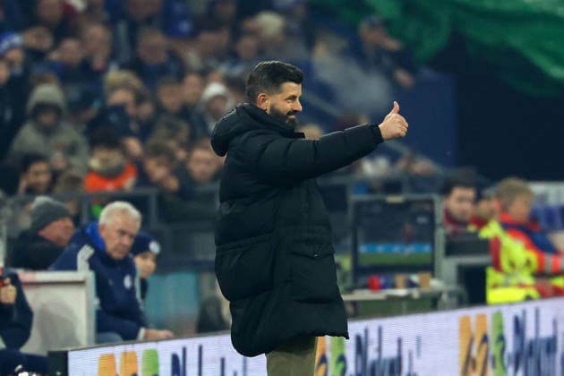 Gelsenkirchen, Veltins Arena, 28.11.25, GER, Herren, 2. Bundesliga, Saison 2025 - 2026, FC Schalke 04 - SC Paderborn 07, Miron Muslic Cheftrainer (FC Schalke 04) gestikuliert, DFB DFL REGULATIONS PROHIBIT ANY USE OF PHOTOGRAPHS AS IMAGE SEQUENCES AND OR QUASI-VIDEO. Copyright: JoachimxBywaletz xJB-Sportfoto