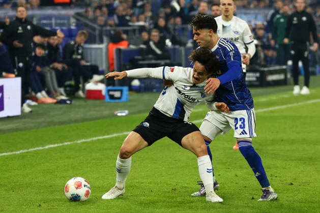 Gelsenkirchen, Veltins Arena, 28.11.25, GER, Herren, 2. Bundesliga, Saison 2025 - 2026, FC Schalke 04 - SC Paderborn 07, Mika Baur (SC Paderborn 07) und Soufiane El-Faouzi (FC Schalke 04) im Zweikampf, DFB DFL REGULATIONS PROHIBIT ANY USE OF PHOTOGRAPHS AS IMAGE SEQUENCES AND OR QUASI-VIDEO. Copyright: JoachimxBywaletz xJB-Sportfoto