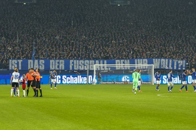Gelsenkirchen, Veltins Arena, 28.11.25, GER, Herren, 2. Bundesliga, Saison 2025 - 2026, FC Schalke 04 - SC Paderborn 07, Banner Schalke 04 Fans DFB DFL REGULATIONS PROHIBIT ANY USE OF PHOTOGRAPHS AS IMAGE SEQUENCES AND OR QUASI-VIDEO. Copyright: JoachimxBywaletz xJB-Sportfoto