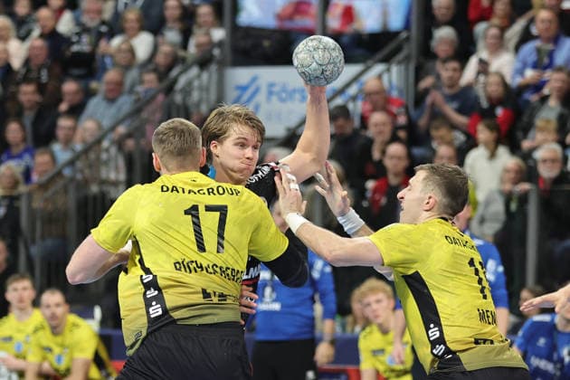 28.11.2025 - Handball - 1. Bundesliga DAIKIN HBL - Saison 2025 2026 - 14. Spieltag: HC Erlangen Metropolregion Nürnberg HCE - TVB Stuttgart - DaMa - xdaxmax - Samuel Röthlisberger Roethlisberger (17, TVB 1898 Stuttgart ) Andri Mar Runarsson (4, HC Erlangen HCE ) Simone Mengon (15, TVB 1898 Stuttgart )