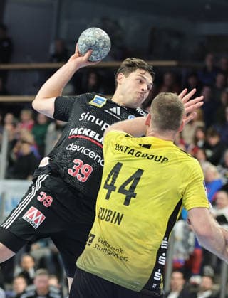 28.11.2025 - Handball - 1. Bundesliga DAIKIN HBL - Saison 2025 2026 - 14. Spieltag: HC Erlangen Metropolregion Nürnberg HCE - TVB Stuttgart - DaMa - xdaxmax - Tobias Buck (39, HC Erlangen HCE ) Lenny Rubin (44, TVB 1898 Stuttgart )