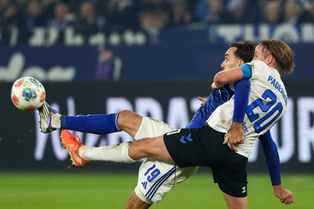 Gelsenkirchen, Veltins Arena, 28.11.25, GER, Herren, 2. Bundesliga, Saison 2025 - 2026, FC Schalke 04 - SC Paderborn 07, Kenan Karaman (FC Schalke 04) und Felix Goetze (SC Paderborn 07) im Zweikampf, DFB DFL REGULATIONS PROHIBIT ANY USE OF PHOTOGRAPHS AS IMAGE SEQUENCES AND OR QUASI-VIDEO. Copyright: JoachimxBywaletz xJB-Sportfoto