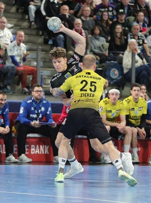 28.11.2025 - Handball - 1. Bundesliga DAIKIN HBL - Saison 2025 2026 - 14. Spieltag: HC Erlangen Metropolregion Nürnberg HCE - TVB Stuttgart - DaMa - xdaxmax - Maxsim Lochman (32, HC Erlangen HCE ) Patrick Zieker (25, TVB 1898 Stuttgart )