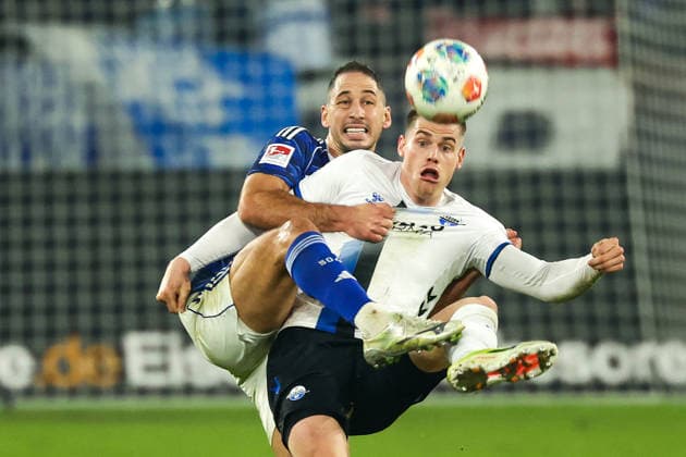 Gelsenkirchen, Veltins Arena, 28.11.25, GER, Herren, 2. Bundesliga, Saison 2025 - 2026, FC Schalke 04 - SC Paderborn 07, Nikola Katic (FC Schalke 04) und Steffen Tigges (SC Paderborn 07) im Zweikampf, DFB DFL REGULATIONS PROHIBIT ANY USE OF PHOTOGRAPHS AS IMAGE SEQUENCES AND OR QUASI-VIDEO. Copyright: JoachimxBywaletz xJB-Sportfoto