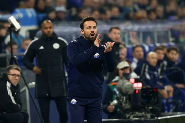 Gelsenkirchen, Veltins Arena, 28.11.25, GER, Herren, 2. Bundesliga, Saison 2025 - 2026, FC Schalke 04 - SC Paderborn 07, Cheftrainer Ralf Kettemann (SC Paderborn 07) gestikuliert, DFB DFL REGULATIONS PROHIBIT ANY USE OF PHOTOGRAPHS AS IMAGE SEQUENCES AND OR QUASI-VIDEO. Copyright: JoachimxBywaletz xJB-Sportfoto