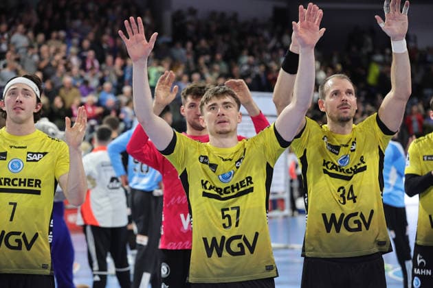 28.11.2025 - Handball - 1. Bundesliga DAIKIN HBL - Saison 2025 2026 - 14. Spieltag: HC Erlangen Metropolregion Nürnberg HCE - TVB Stuttgart - DaMa - xdaxmax - Jakob Nigg (57, TVB 1898 Stuttgart ) und Mannschaft Team enttäuscht Enttäuschung nach Spielende