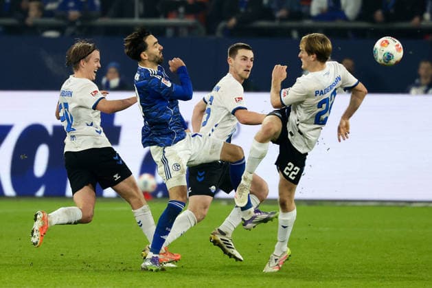 Gelsenkirchen, Veltins Arena, 28.11.25, GER, Herren, 2. Bundesliga, Saison 2025 - 2026, FC Schalke 04 - SC Paderborn 07, Felix Goetze (SC Paderborn 07), Kenan Karaman (FC Schalke 04), Sebastian Klaas (SC Paderborn 07) und Mattes Hansen (SC Paderborn 07) im Zweikampf, DFB DFL REGULATIONS PROHIBIT ANY USE OF PHOTOGRAPHS AS IMAGE SEQUENCES AND OR QUASI-VIDEO. Copyright: JoachimxBywaletz xJB-Sportfoto