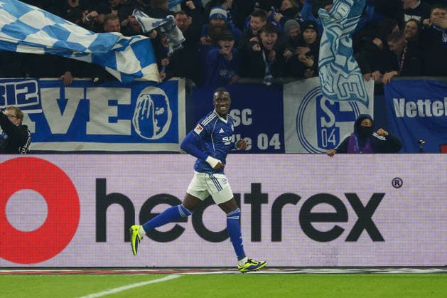 Gelsenkirchen, Veltins Arena, 28.11.25, GER, Herren, 2. Bundesliga, Saison 2025 - 2026, FC Schalke 04 - SC Paderborn 07, Bryan Lasme (FC Schalke 04) jubelt nach seinem Tor zum 2:1 DFB DFL REGULATIONS PROHIBIT ANY USE OF PHOTOGRAPHS AS IMAGE SEQUENCES AND OR QUASI-VIDEO. Copyright: JoachimxBywaletz xJB-Sportfoto