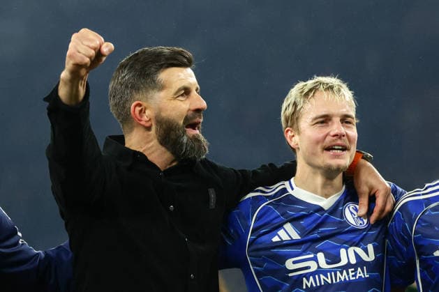 Gelsenkirchen, Veltins Arena, 28.11.25, GER, Herren, 2. Bundesliga, Saison 2025 - 2026, FC Schalke 04 - SC Paderborn 07,Miron Muslic Cheftrainer (FC Schalke 04) und Finn Porath (FC Schalke 04) jubeln nach dem Spiel DFB DFL REGULATIONS PROHIBIT ANY USE OF PHOTOGRAPHS AS IMAGE SEQUENCES AND OR QUASI-VIDEO. Copyright: JoachimxBywaletz xJB-Sportfoto
