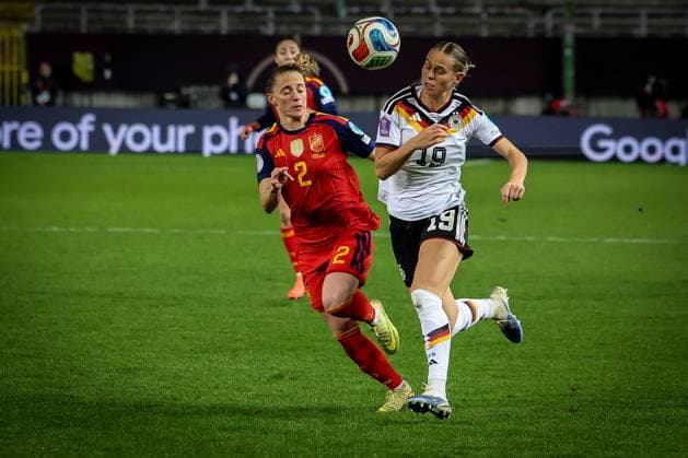 Klara Buehl 19 (Deutschland) in Aktion gegen Ona Batlle 2 (Spanien Seleccion Espanola Femenina de Futbol), Deutschland vs. Spanien, Fussball, Frauen, UEFA, Women™s Nations League, Saison 2025 2026, Finale - Runde 1 von 2, 28.11.2025 Kaiserslautern Rheinland-Pfalz Deutschland