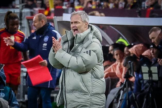 Cheftrainer Christian Wueck(Deutschland) gestikuliert, gibt Anweisungen an die Mannschaft, Deutschland vs. Spanien, Fussball, Frauen, UEFA, Women™s Nations League, Saison 2025 2026, Finale - Runde 1 von 2, 28.11.2025 Kaiserslautern Rheinland-Pfalz Deutschland