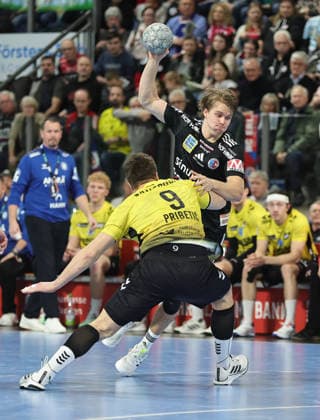 28.11.2025 - Handball - 1. Bundesliga DAIKIN HBL - Saison 2025 2026 - 14. Spieltag: HC Erlangen Metropolregion Nürnberg HCE - TVB Stuttgart - DaMa - xdaxmax - Gianfranco Pribetic (9, TVB 1898 Stuttgart ) Andri Mar Runarsson (4, HC Erlangen HCE )