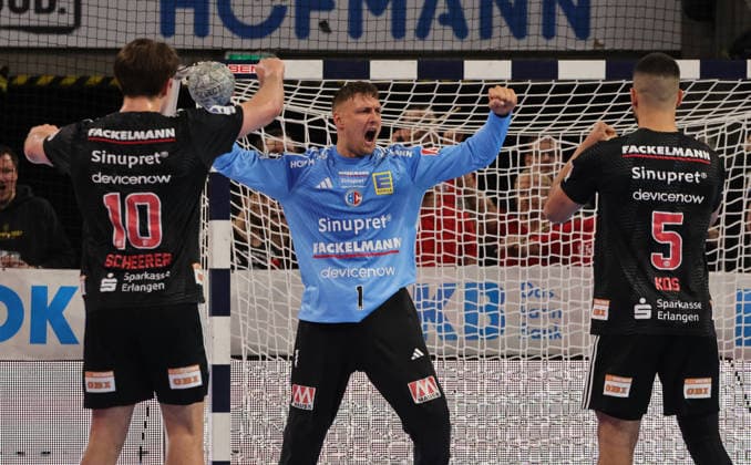 28.11.2025 - Handball - 1. Bundesliga DAIKIN HBL - Saison 2025 2026 - 14. Spieltag: HC Erlangen Metropolregion Nürnberg HCE - TVB Stuttgart - DaMa - xdaxmax - Dario Quenstedt (1, HC Erlangen HCE ) freut sich Freude jubelt Jubel