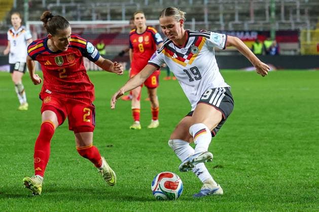Klara Buehl 19 (Deutschland) in Aktion gegen Ona Batlle 2 (Spanien Seleccion Espanola Femenina de Futbol), Deutschland vs. Spanien, Fussball, Frauen, UEFA, Women™s Nations League, Saison 2025 2026, Finale - Runde 1 von 2, 28.11.2025 Kaiserslautern Rheinland-Pfalz Deutschland