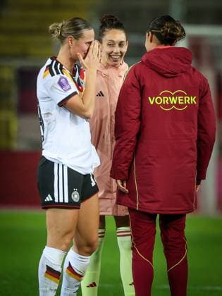 Klara Buehl 19 (Deutschland) im Gespraech nach Spielende, Deutschland vs. Spanien, Fussball, Frauen, UEFA, Women™s Nations League, Saison 2025 2026, Finale - Runde 1 von 2, 28.11.2025 Kaiserslautern Rheinland-Pfalz Deutschland