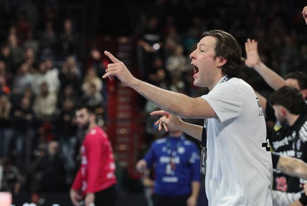 28.11.2025 - Handball - 1. Bundesliga DAIKIN HBL - Saison 2025 2026 - 14. Spieltag: HC Erlangen Metropolregion Nürnberg HCE - TVB Stuttgart - DaMa - xdaxmax - Johannes Sellin ( Trainer HC Erlangen HCE ) zeigt an gestikuliert dirigiert gibt Anweisungen