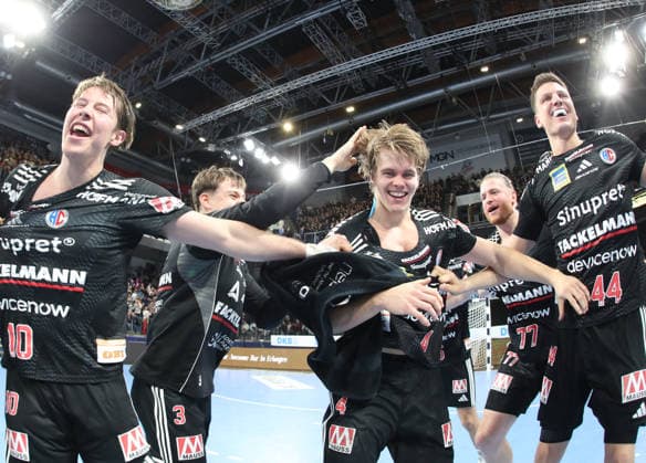 28.11.2025 - Handball - 1. Bundesliga DAIKIN HBL - Saison 2025 2026 - 14. Spieltag: HC Erlangen Metropolregion Nürnberg HCE - TVB Stuttgart - DaMa - xdaxmax - Jubel Freude nach Spielende - Andri Mar Runarsson (4, HC Erlangen HCE ) Mannschaft Team des HCE HC Erlangen nach Spielende