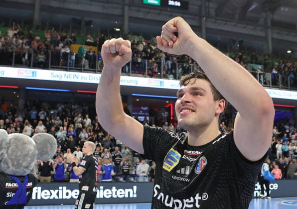 28.11.2025 - Handball - 1. Bundesliga DAIKIN HBL - Saison 2025 2026 - 14. Spieltag: HC Erlangen Metropolregion Nürnberg HCE - TVB Stuttgart - DaMa - xdaxmax - Jubel Freude nach Spielende - Tobias Buck (39, HC Erlangen HCE ) ballt Faust Fäuste