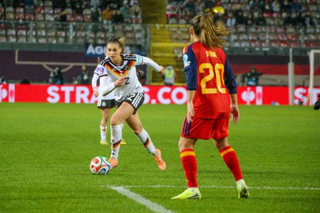 28.11.2025, xgrfx, Fussball UEFA Women s Nations League Finale Hinspiel , Deutschland - Spanien v.l. Jule Brand (Deutsche Frauennationalmannschaft), Claudia Pina (Spanien) (DFL DFB REGULATIONS PROHIBIT ANY USE OF PHOTOGRAPHS as IMAGE SEQUENCES and or QUASI-VIDEO) Kaiserslautern