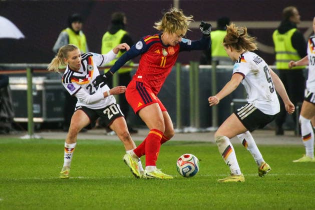 28.11.2025, xgrfx, Fussball UEFA Women s Nations League Finale Hinspiel , Deutschland - Spanien v.l. Elisa Senß (Deutsche Frauennationalmannschaft), Alexia Putellas (Spanien), Sjoeke Nüsken (Deutsche Frauennationalmannschaft) (DFL DFB REGULATIONS PROHIBIT ANY USE OF PHOTOGRAPHS as IMAGE SEQUENCES and or QUASI-VIDEO) Kaiserslautern